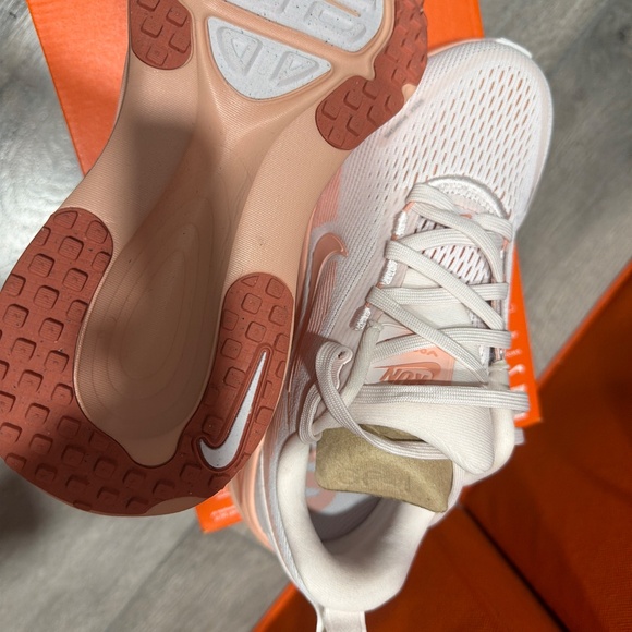 New Nike Vomero 18 size 6 - Picture 2 of 2